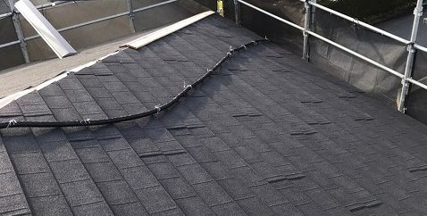 スレート屋根から横暖ルーフを使った屋根カバー工事を行いました！川口市屋根カバー工事　横暖ルーフαｓ　ニチハ　センタールーフ　スレートボロボロ　ガルバリウム鋼板　